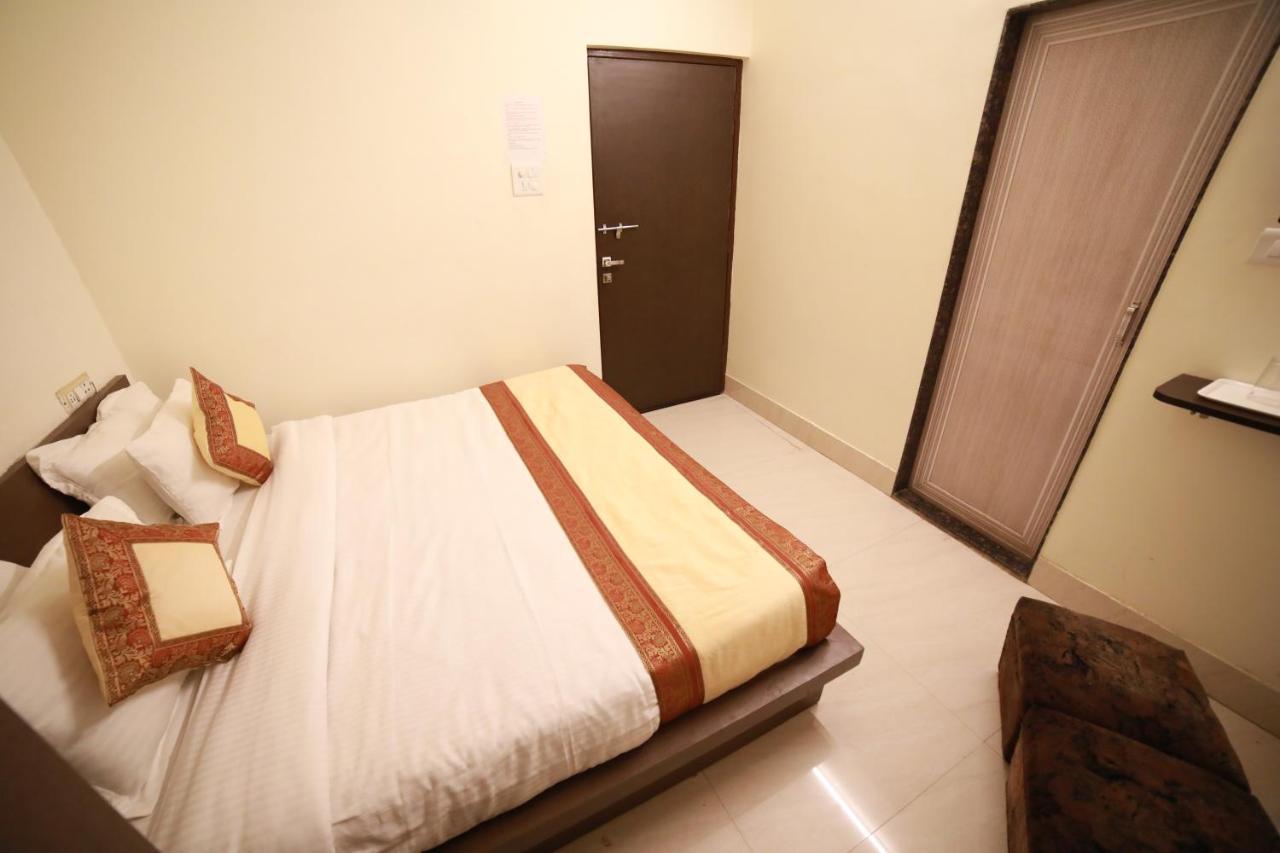 Oyo 16708 Sada Shiv Guest House Varanasi Bagian luar foto